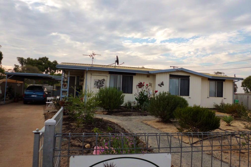 2 Bell St, Dalwallinu, WA, 6609 - Image 1